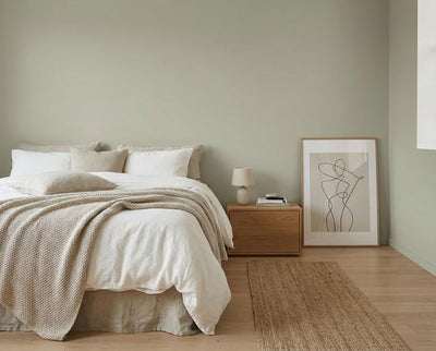 Schlafzimmer mit Wand in re-box Wandfarbe Wisp No. 4 – sanftes Grau