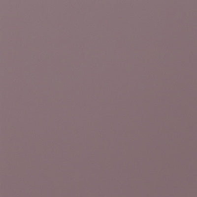 Frisch gestrichene Wand in re-box Wandfarbe Aubergine Mist No. 20 – sanftes Aubergine-Violett