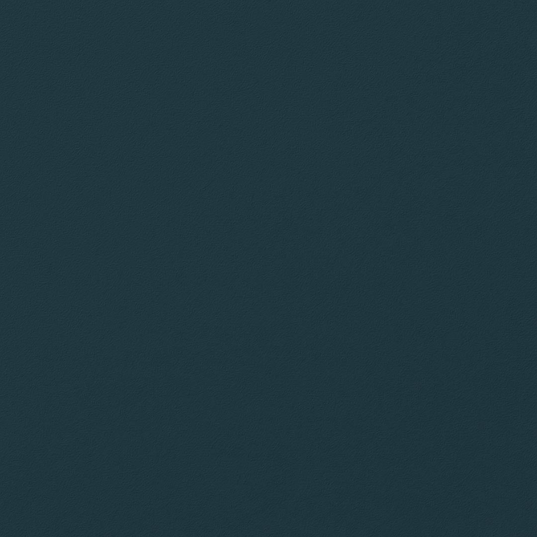 Frisch gestrichene Wand in re-box Wandfarbe Baltic Midnight No. 24 – tiefes Mitternachtsblau
