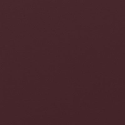 Frisch gestrichene Wand in re-box Wandfarbe Berry Veil No. 21 – tiefes Beerenrot