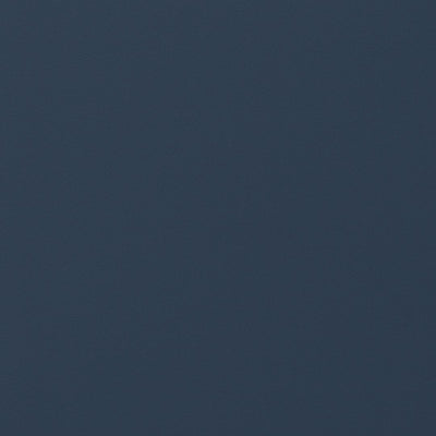 Frisch gestrichene Wand in re-box Wandfarbe Bleu Faïence No. 64 – tiefes, kühles Fayenceblau