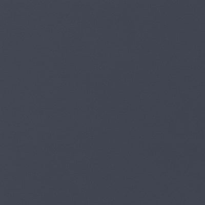 Frisch gestrichene Wand in re-box Wandfarbe Blue Dark No. 27 – tiefes, sattes Blau