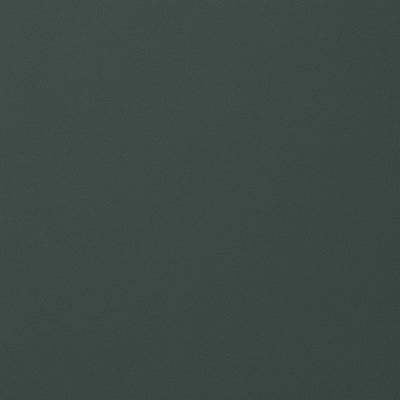Frisch gestrichene Wand in re-box Wandfarbe Bramblewood No. 6 – tiefes Grün