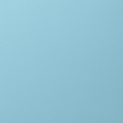 Frisch gestrichene Wand in re-box Wandfarbe Brise d’Été No. 61 – frisches, helles Sommerblau