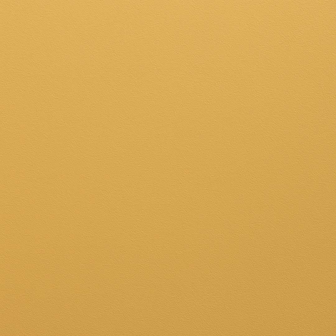 Frisch gestrichene Wand in re-box Wandfarbe Candlewick Yellow No. 15 – warmer Senf-Gelbton