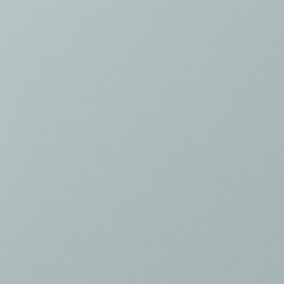 Frisch gestrichene Wand in re-box Wandfarbe Dove Horizon No. 26 – sanftes Himmelblau