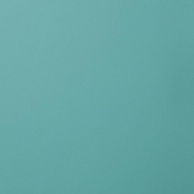 Frisch gestrichene Wand in re-box Wandfarbe Nice Breeze No. 36 – frisches Türkisblau
