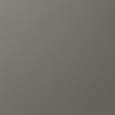 Frisch gestrichene Wand in re-box Wandfarbe Velours Ombre No. 44 – samtiges Dunkelgrau